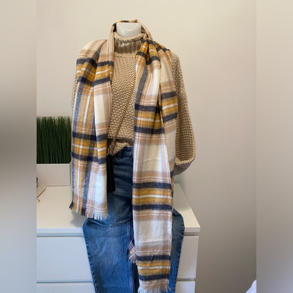 Chic fall scarf - Picture 2 of 4